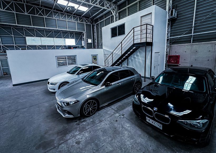 Autos premium Mercedes-Benz y BMW en mantención en el servicio técnico automotriz Fourtech, Quilicura