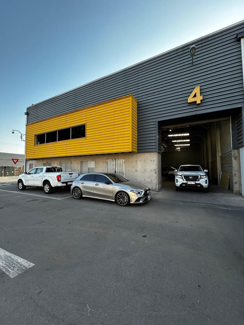 Fachada del taller automotriz Fourtech en Quilicura, recinto industrial con acceso vehicular