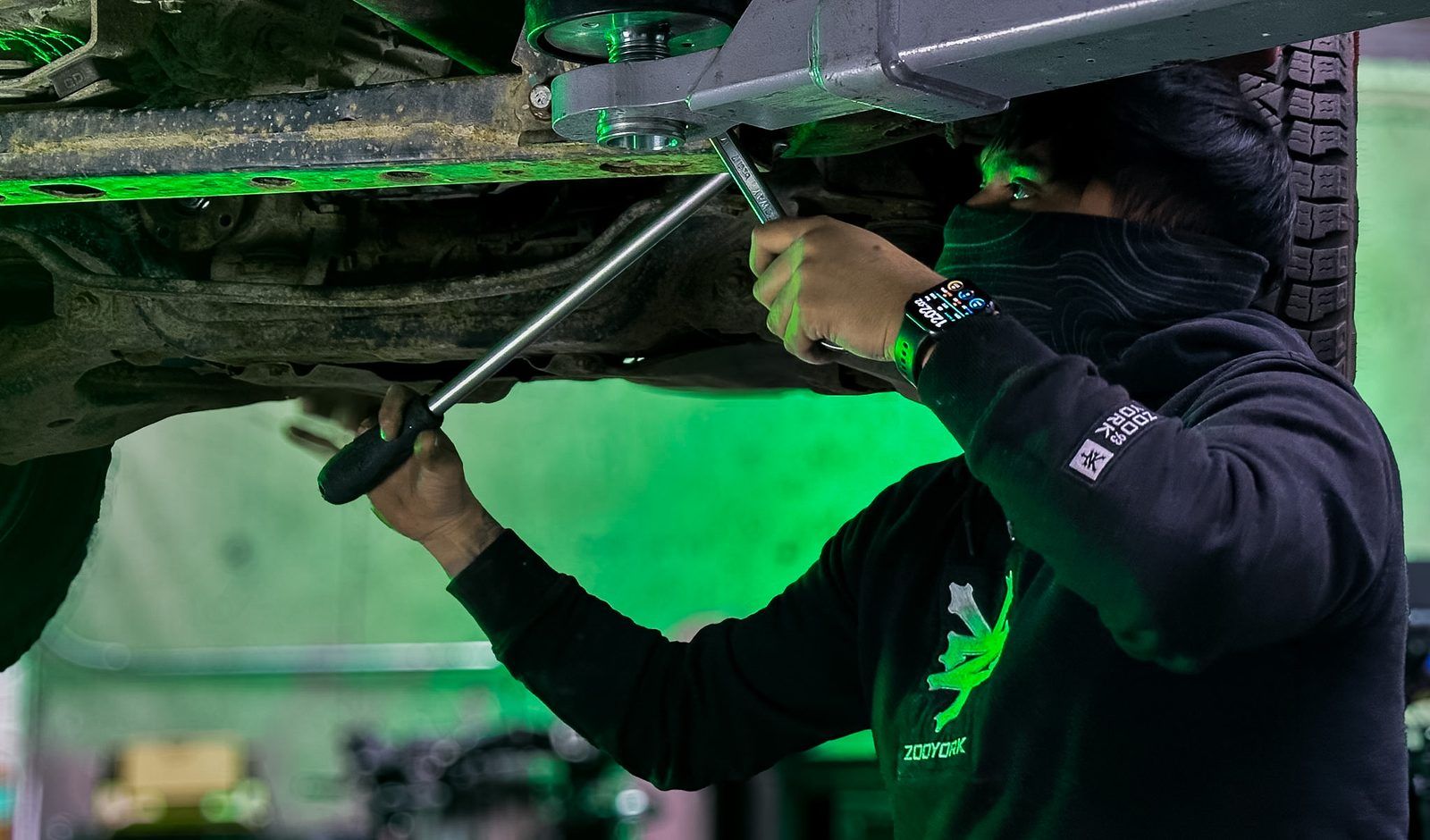 Mecánico de Fourtech reparando la suspensión de una camioneta con torquímetro en Quilicura